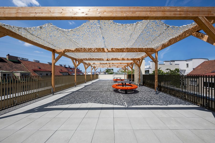 Dachterrasse mit Trampolinen und Sonnenschutz