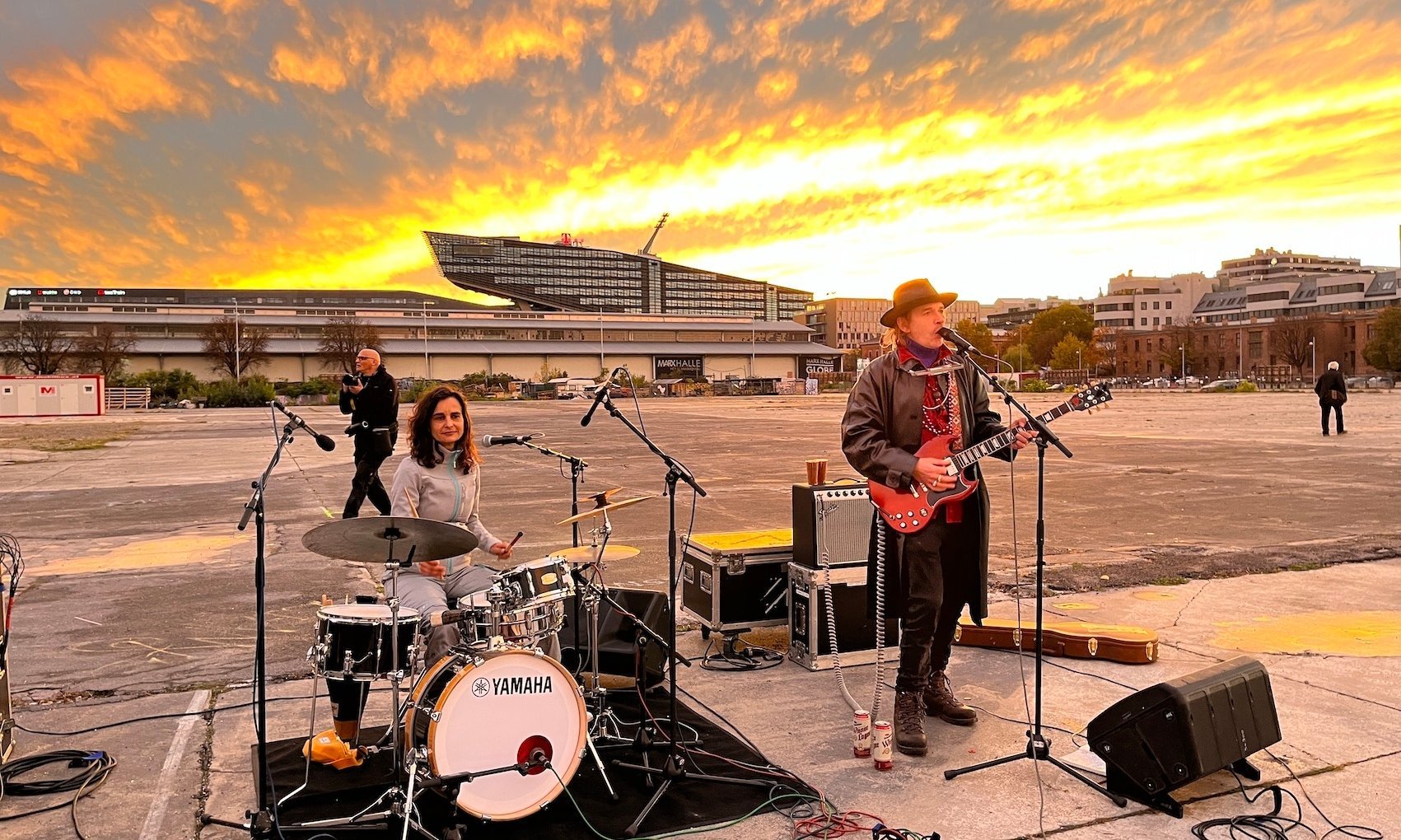 Mitglieder einer Band spielen Musik auf der Freifläche in Neu Marx