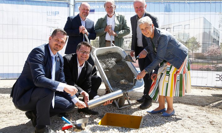 Bezirksvorsteher Marcus Franz, Bildungsstadtrat Jürgen Czernohorszky, Wien Holding-GF Sigrid Oblak (vorne v.l.) sowie Andreas Meinhold (WIP), Architekt Michael Schluder und Udo Graßl von der MA 56 - Wiener Schulen (hinten v.l.) legen den Grundstein für die neue Schule.