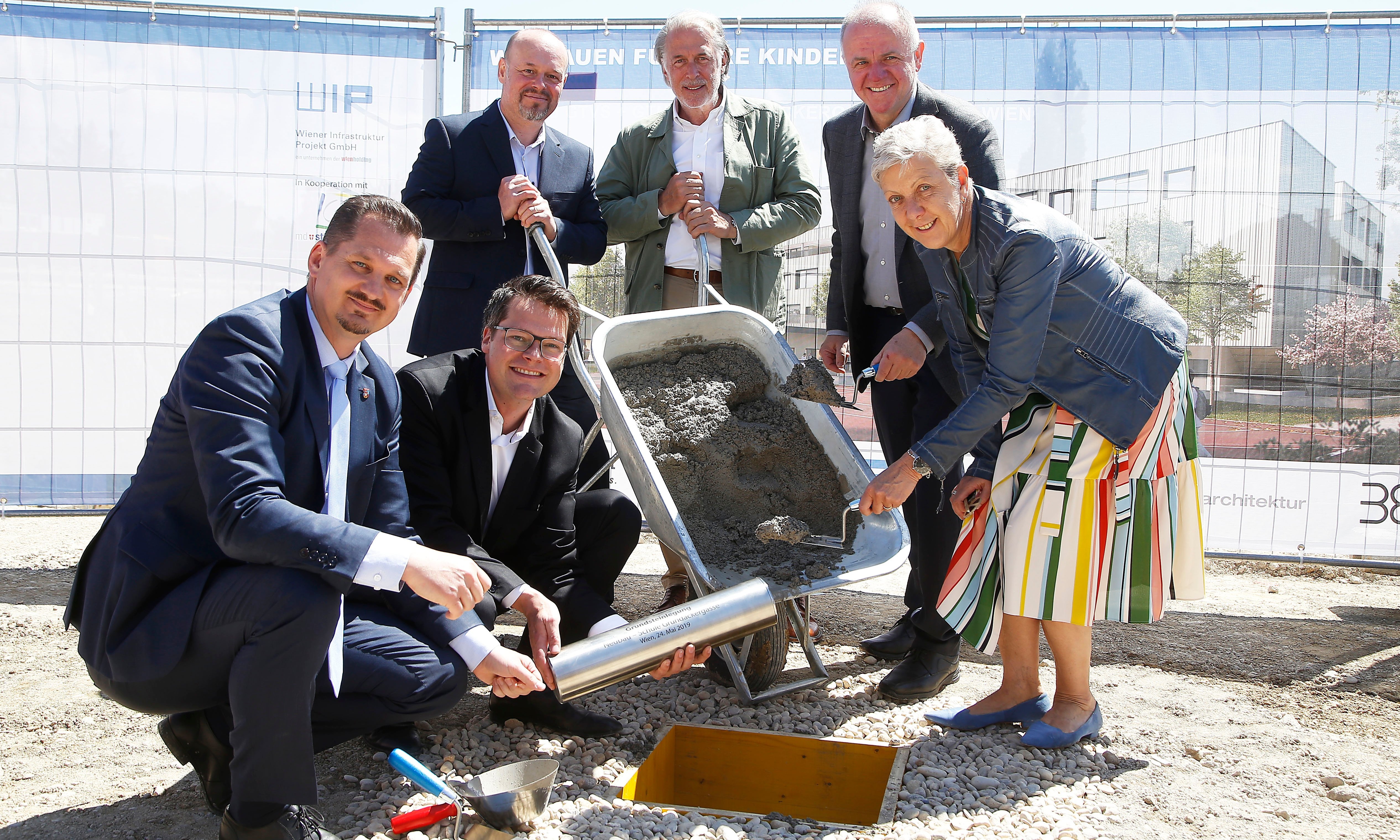 Bezirksvorsteher Marcus Franz, Bildungsstadtrat Jürgen Czernohorszky, Wien Holding-GF Sigrid Oblak (vorne v.l.) sowie Andreas Meinhold (WIP), Architekt Michael Schluder und Udo Graßl von der MA 56 - Wiener Schulen (hinten v.l.) legen den Grundstein für die neue Schule.