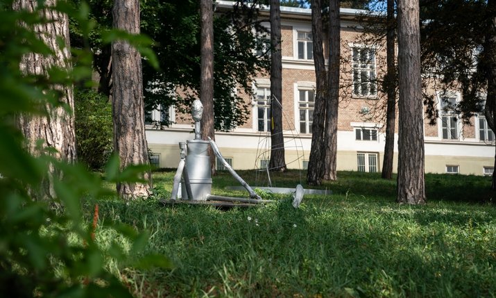 Pavillon mit Bäumen mit Kunstwerk aus Metall