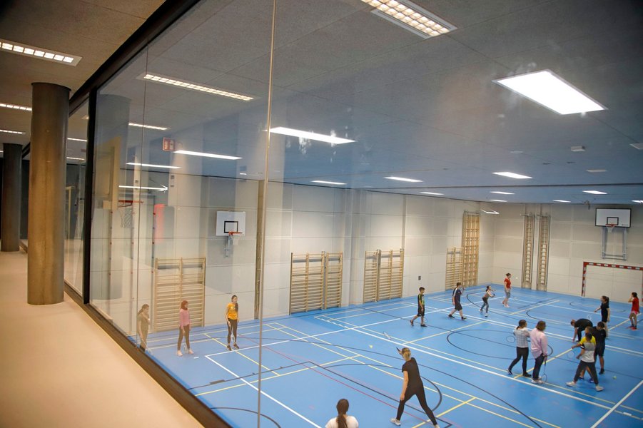 neue Turnhalle der Schule im Keller mit Glasfront