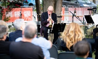 Musiker spielt sitzend auf einer Trompete