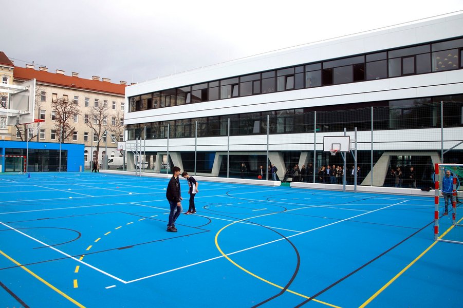 neuer gummifliesen Sportplatz der Schule
