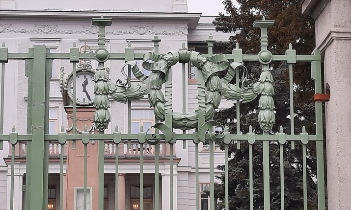 grünes saniertes Zaunelement