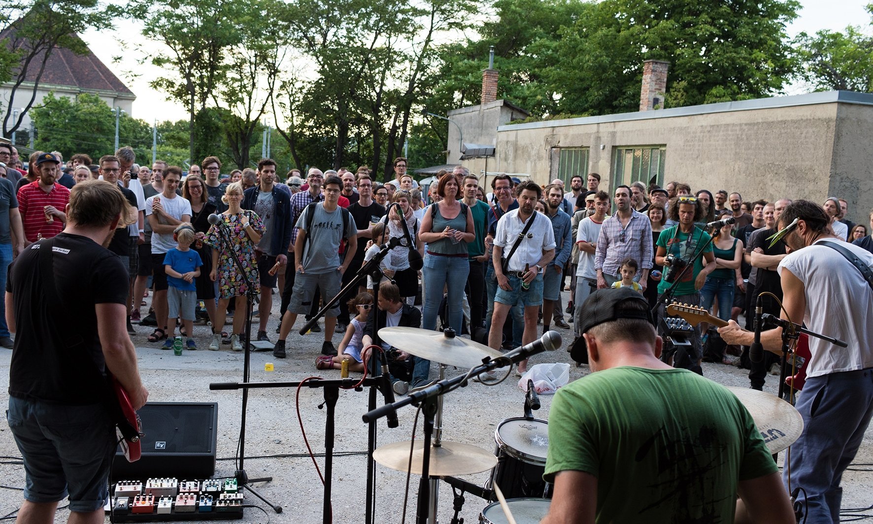 Bild von Konzert im Hintergrund das Publikum