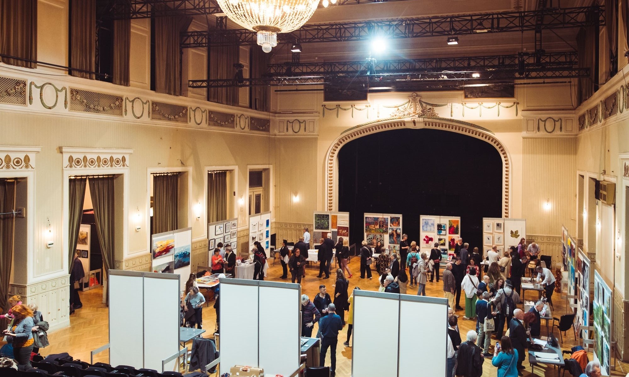 Ansammlung von Menschen im Jugendstiltheater während der Messe