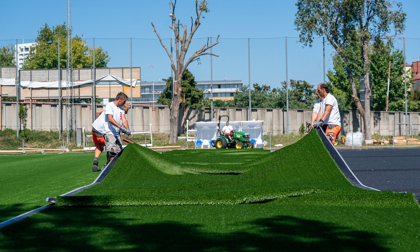 Neuer Rasen wird auf den Sportplatz gebracht