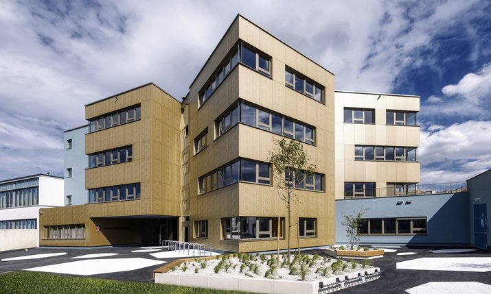 Moderner Bildungsbau mit Mustern auf der Fassade