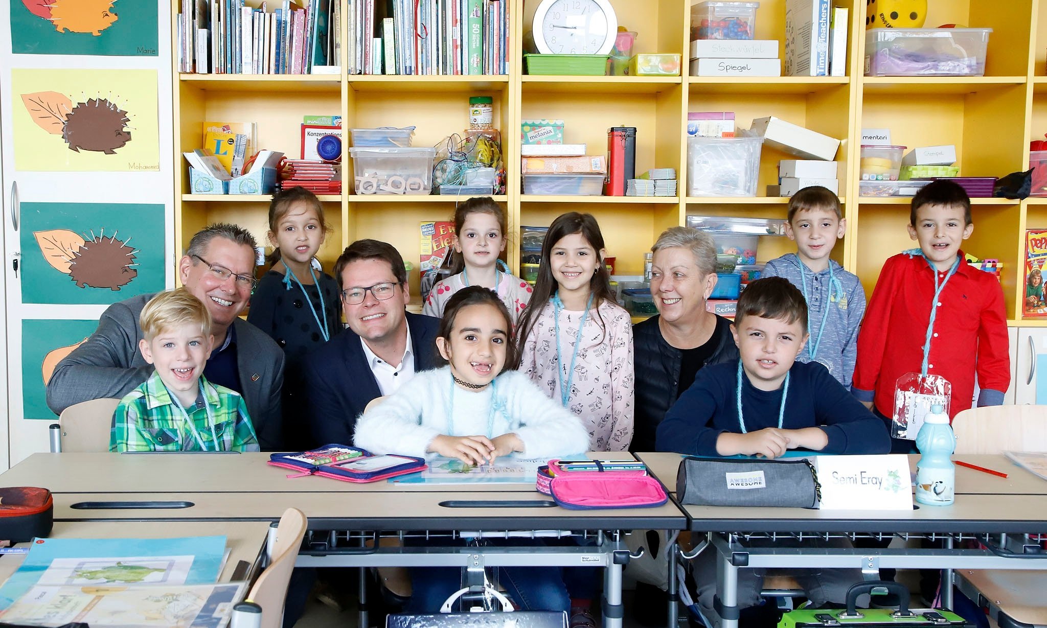 Bezirksvorsteher Georg Papai, Bildungsstadtrat Jürgen Czernohorszky und Wien Holding-Geschäftsführerin Sigrid Oblak mit SchülerInnen der 1B der Volksschule Jochbergengasse.