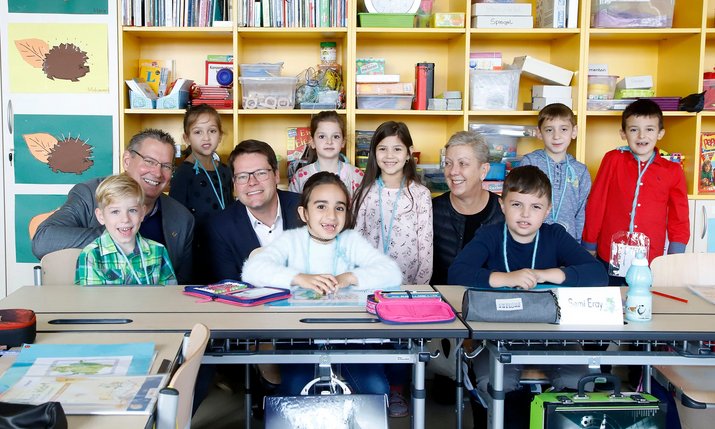 Bezirksvorsteher Georg Papai, Bildungsstadtrat Jürgen Czernohorszky und Wien Holding-Geschäftsführerin Sigrid Oblak mit SchülerInnen der 1B der Volksschule Jochbergengasse.