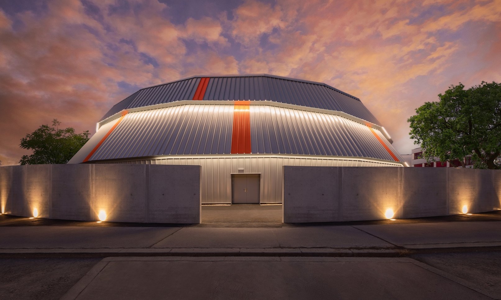 Beleuchtete Rundturnhalle in der Nacht