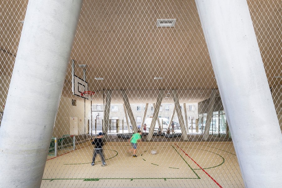 Kinder spielen mit einem Ball in einem modernen Turnsaal