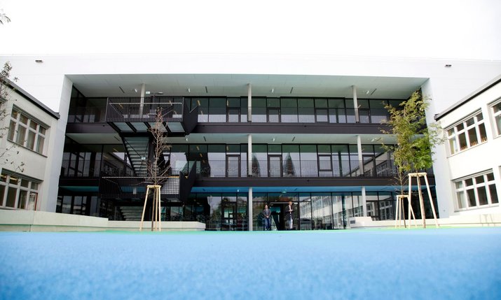 3-stöckiger weisser moderner Bildungsbau mit großzügigen Fenstern
