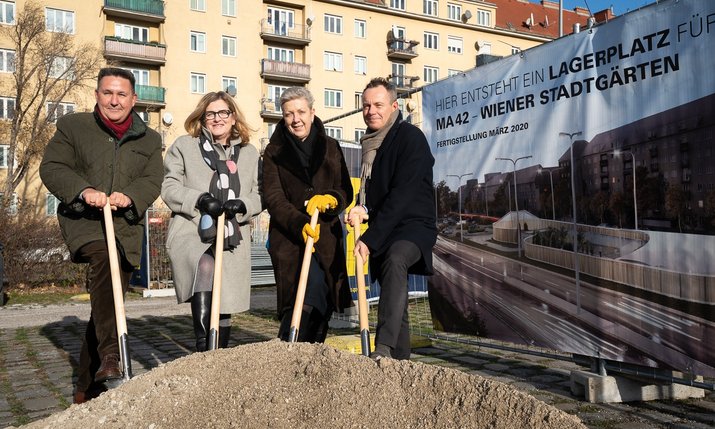 WSE-Geschäftsführer Robert Nowak, Bezirksvorsteherin Susanne Schaefer-Wiery, Wien Holding-Geschäftsführerin Sigrid Oblak und Karl Hawliczek von den Wiener Stadtgärten (v.l.) beim Spatenstich.