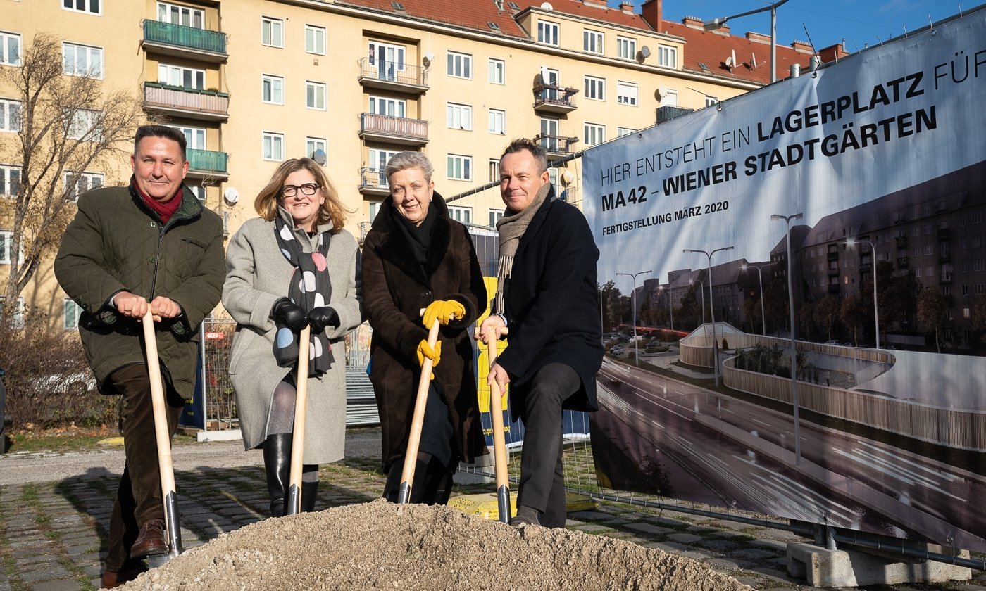 WSE-Geschäftsführer Robert Nowak, Bezirksvorsteherin Susanne Schaefer-Wiery, Wien Holding-Geschäftsführerin Sigrid Oblak und Karl Hawliczek von den Wiener Stadtgärten (v.l.) beim Spatenstich.