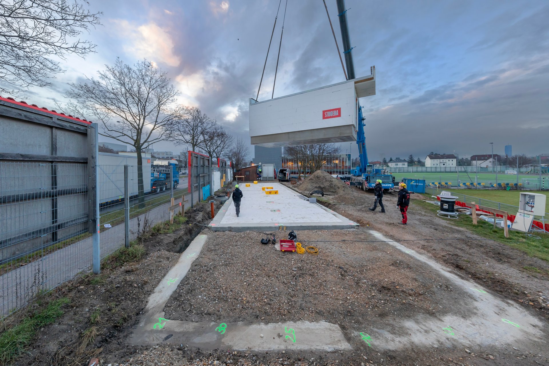 Fertigbauteil wird mittels Kran auf den Bauplatz gehoben