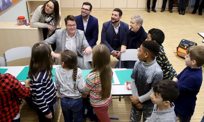 Bildungsstadtrat Jürgen Czernohorszky, Bildungsdirektor Heinrich Himmer, Bezirksvorsteher Markus Rumelhart und Wien Holding-Geschäftsführerin Sigrid Oblak in der 1b der VS Mittelgasse.