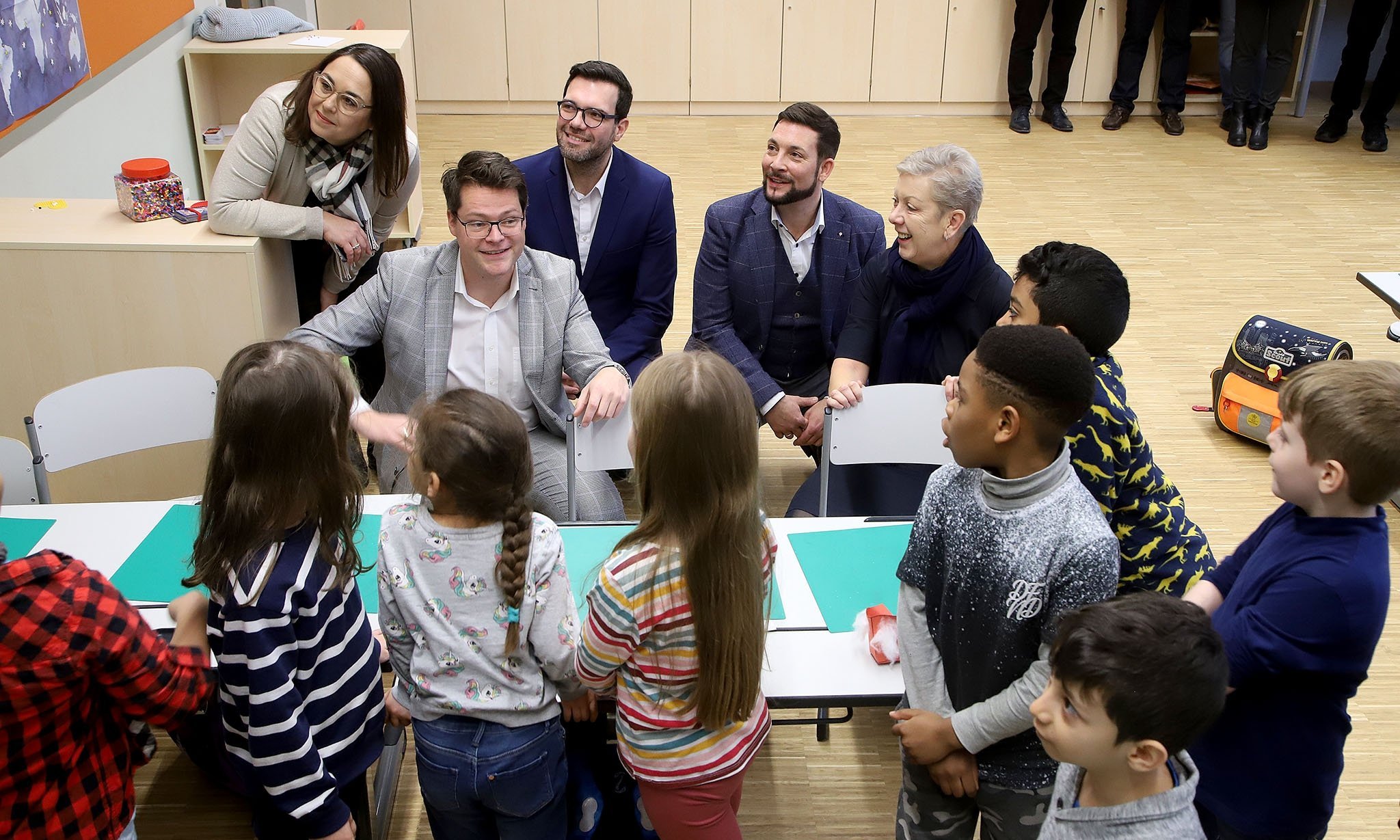 Bildungsstadtrat Jürgen Czernohorszky, Bildungsdirektor Heinrich Himmer, Bezirksvorsteher Markus Rumelhart und Wien Holding-Geschäftsführerin Sigrid Oblak in der 1b der VS Mittelgasse.