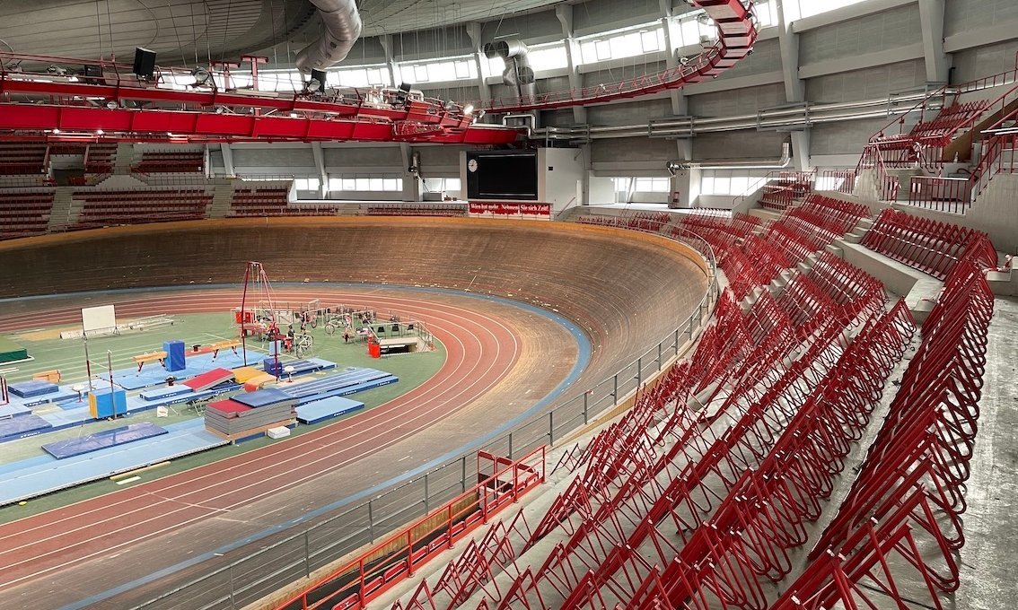 Leeres Stadion mit roten Sitzen