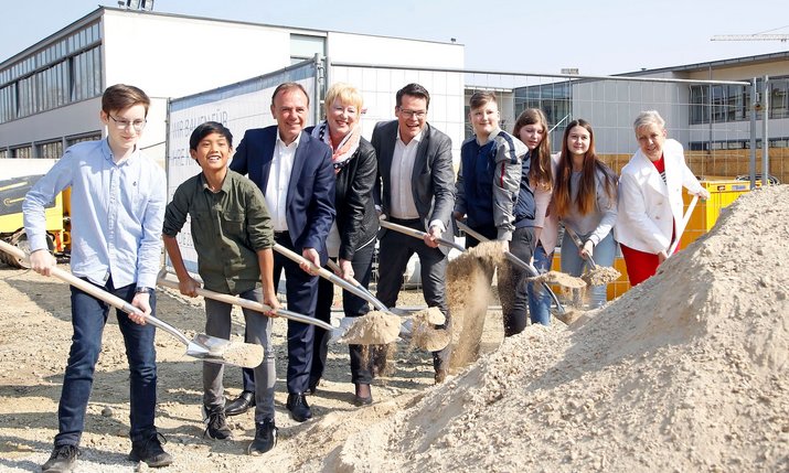 Bildungsstadtrat Jürgen Czernohorszky (Mitte) mit SchülerInnen, BV Gerald Bischof, Direktorin Ulrike Kopriva und Wien Holding-Geschäftsführerin Sigrid Oblak (rechts).