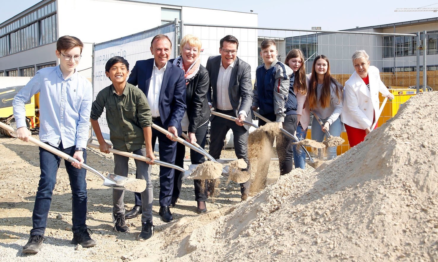 Bildungsstadtrat Jürgen Czernohorszky (Mitte) mit SchülerInnen, BV Gerald Bischof, Direktorin Ulrike Kopriva und Wien Holding-Geschäftsführerin Sigrid Oblak (rechts).