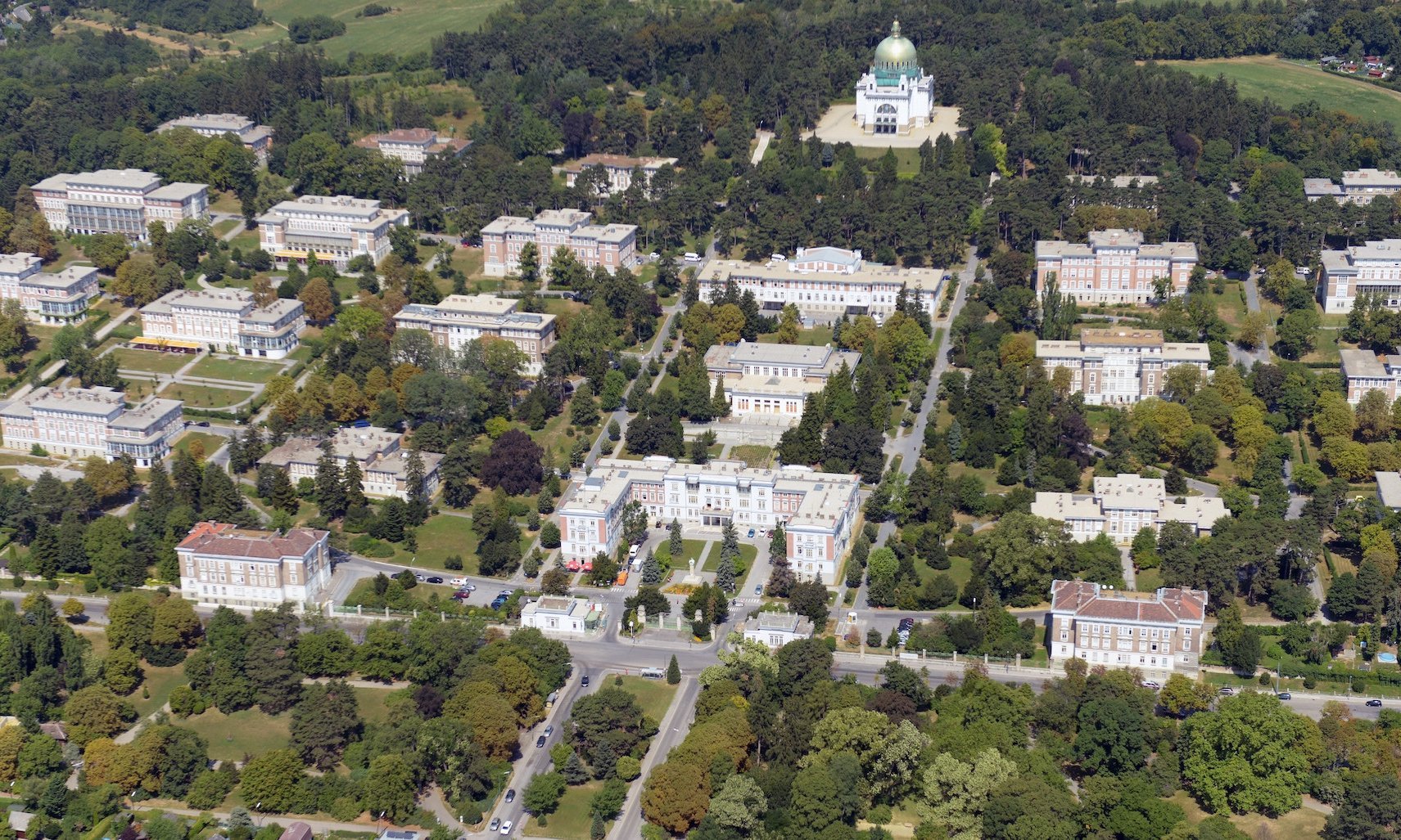 Luftbild vom Jugendstilensemble mit großzügigem Grünraum