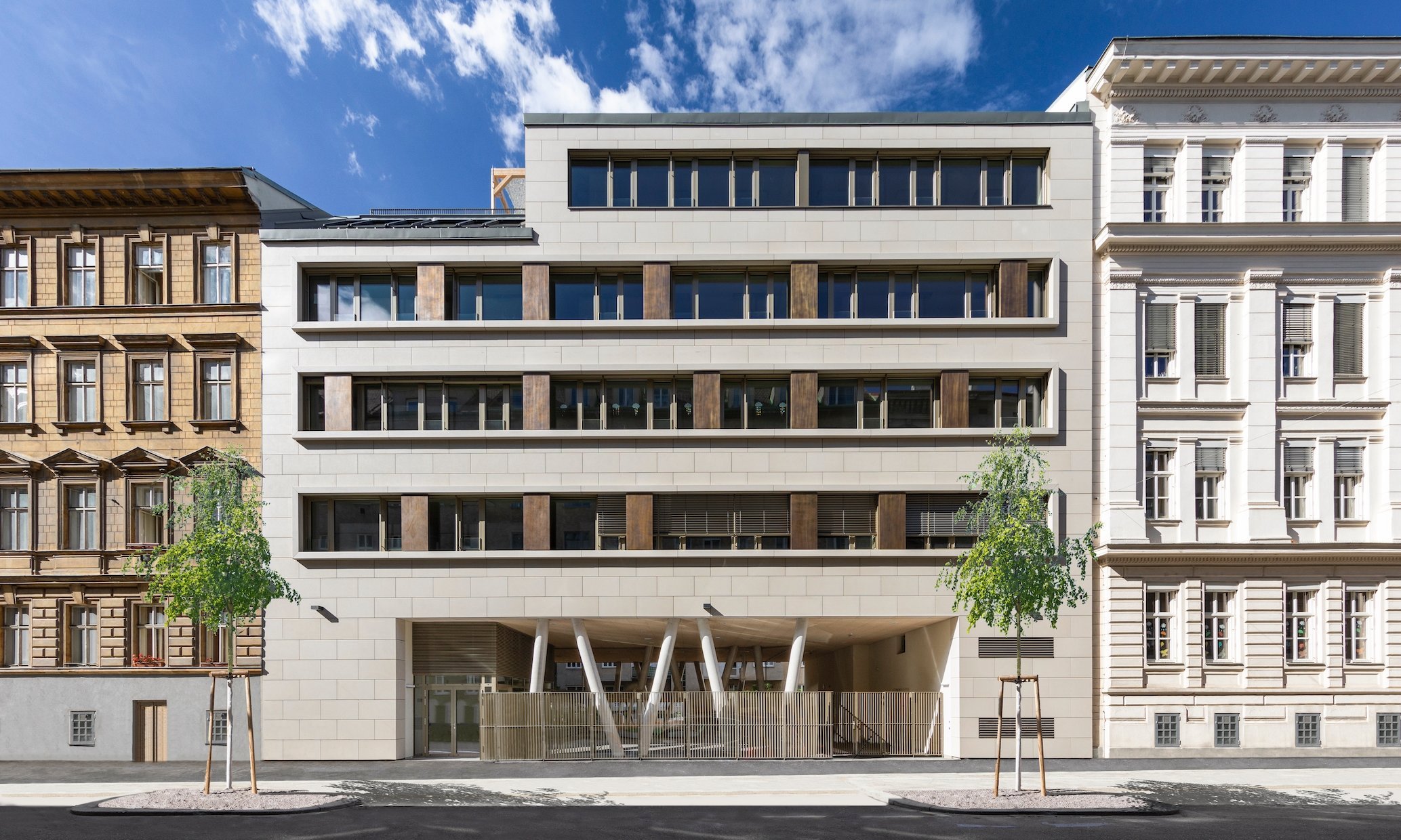 Moderner Bildungsbau mit großzügigen Fenstern