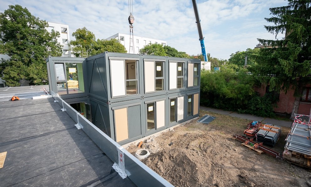 Holzbauelement wird mit dem Krank angehoben