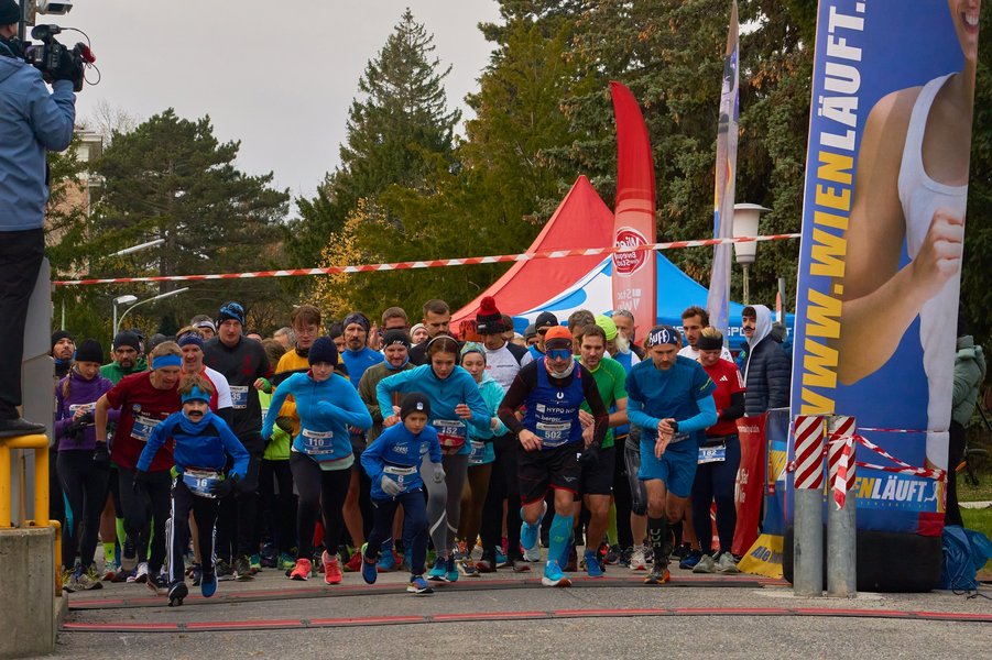 Startfoto vom Movemberlauf mit vielen Teilnehmer:innen unterschiedlichen Alters