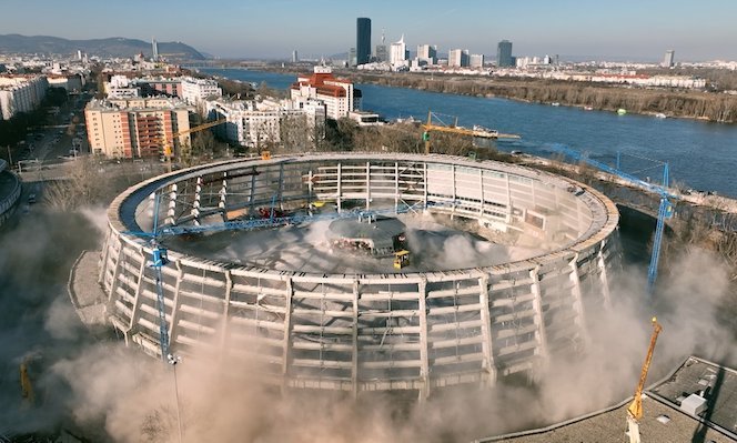 Luftbild vom einstürzenden Stadion