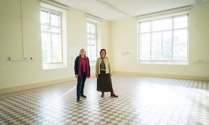 Kulturstadträtin Kaup-Hasler und Leiterin der MA 7 Anita Zemlyak stehen in einem historischen Innenraum des Pavillon 18 am Otto Wagner Areal