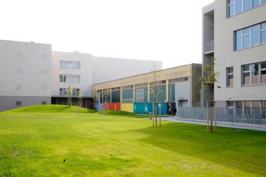 Blick auf bemalter Fassade der Turnhalle