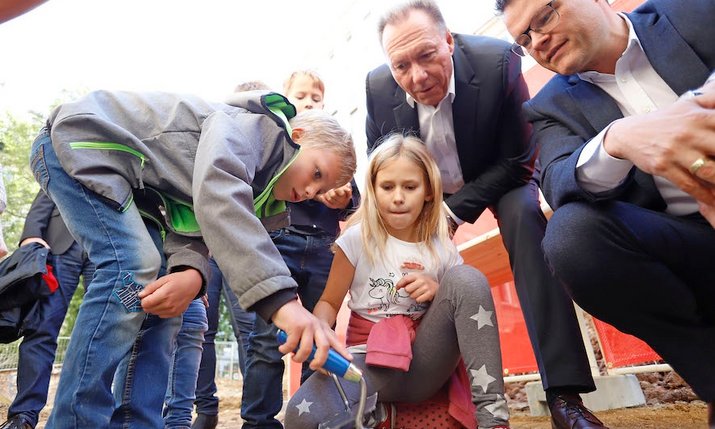 Tatkräftige Unterstützung für BV Franz Prokop und Bildunsstadtrat Jürgen Czernohorszky von einem Schüler.