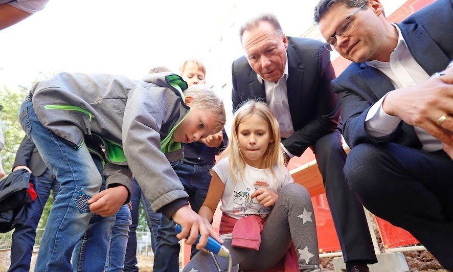 Tatkräftige Unterstützung für BV Franz Prokop und Bildunsstadtrat Jürgen Czernohorszky von einem Schüler.