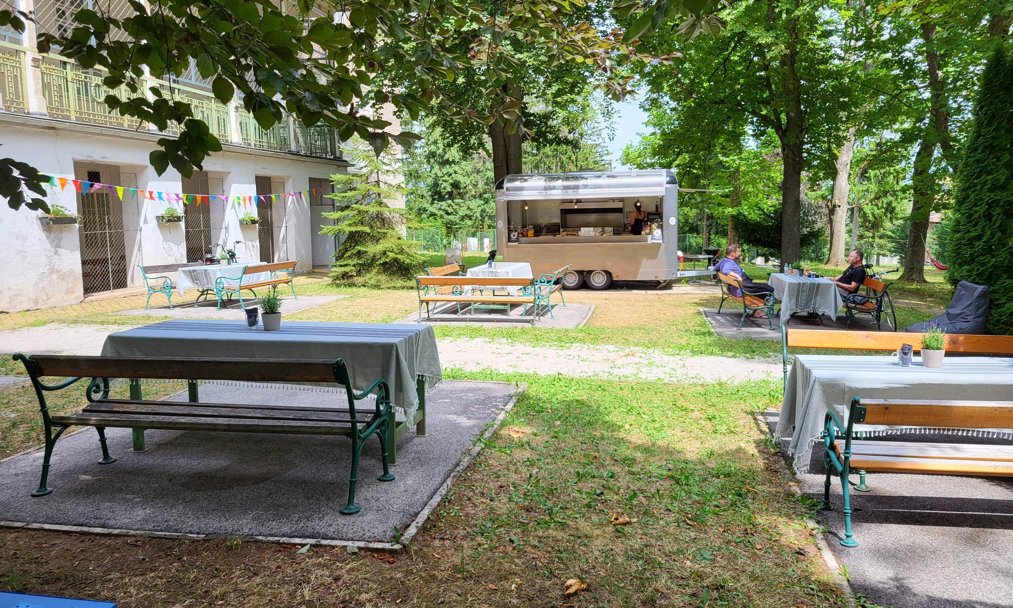 Heurigenbänke und Dekorierung vor einem Pavillon