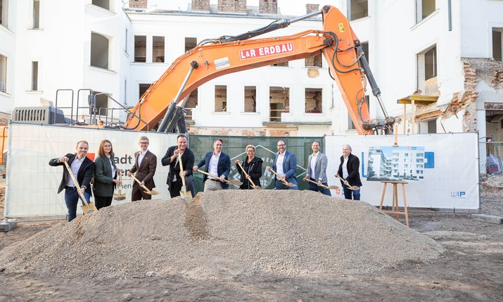 Beteiligte Personen beim Spatenstich
