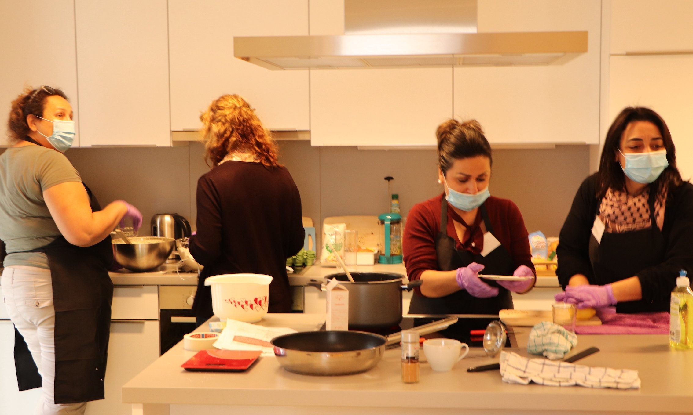 Damen kochen gemeinsam in der Küche