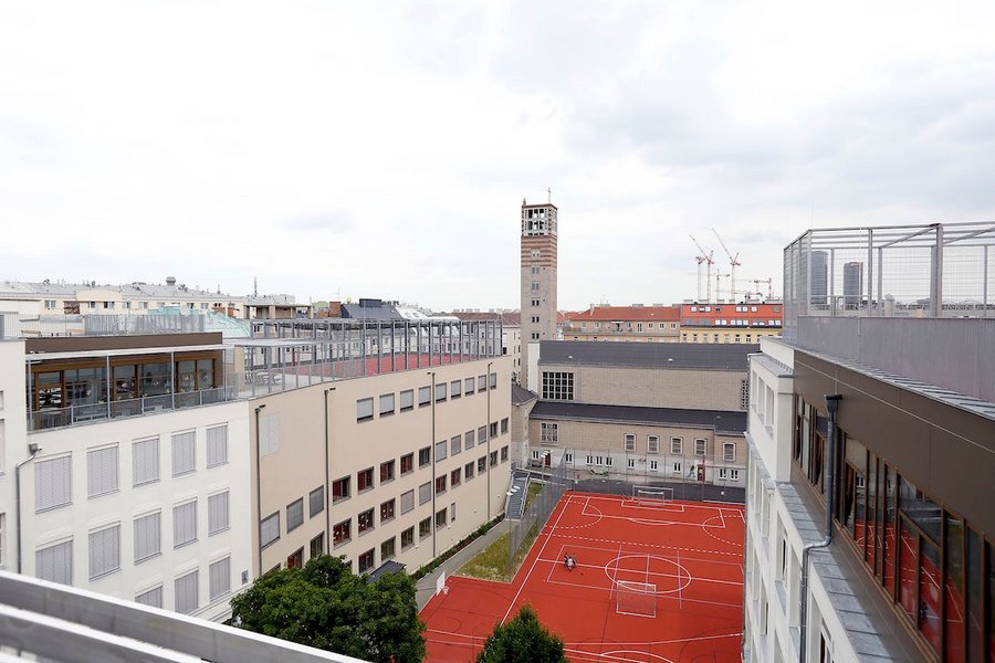 Blick von Dachterrasse auf den Hof mit Sportplatz 