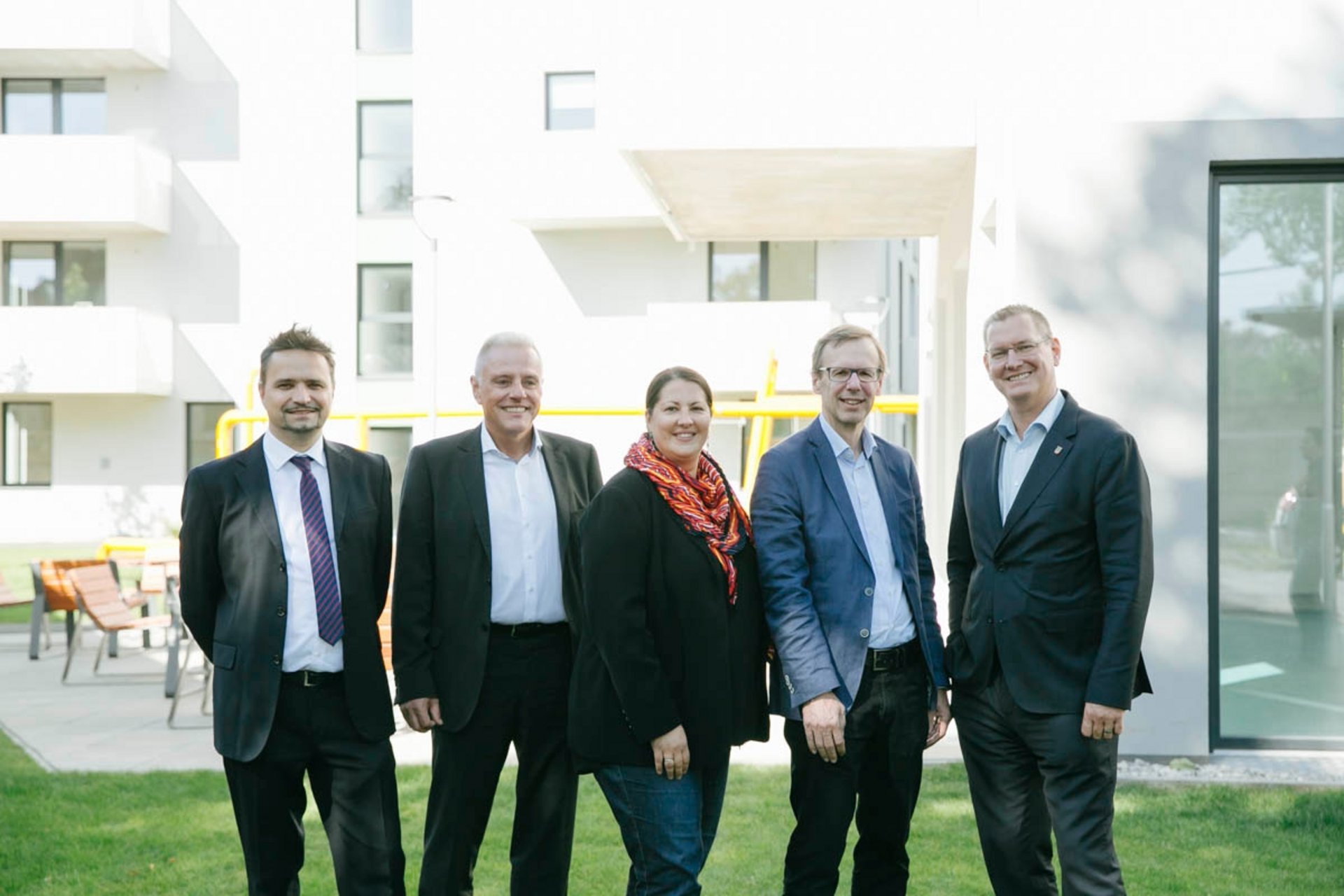 Wohnbaustadträtin Kathrin Gaal (Mitte) mit Stefan Sima, Peter Ruso (beide Neu Leopoldau Entwicklungs GmbH) sowie Peter Roitner (Heimbau) und Bezirksvorsteher Georg Papai (v.l.n.r.).