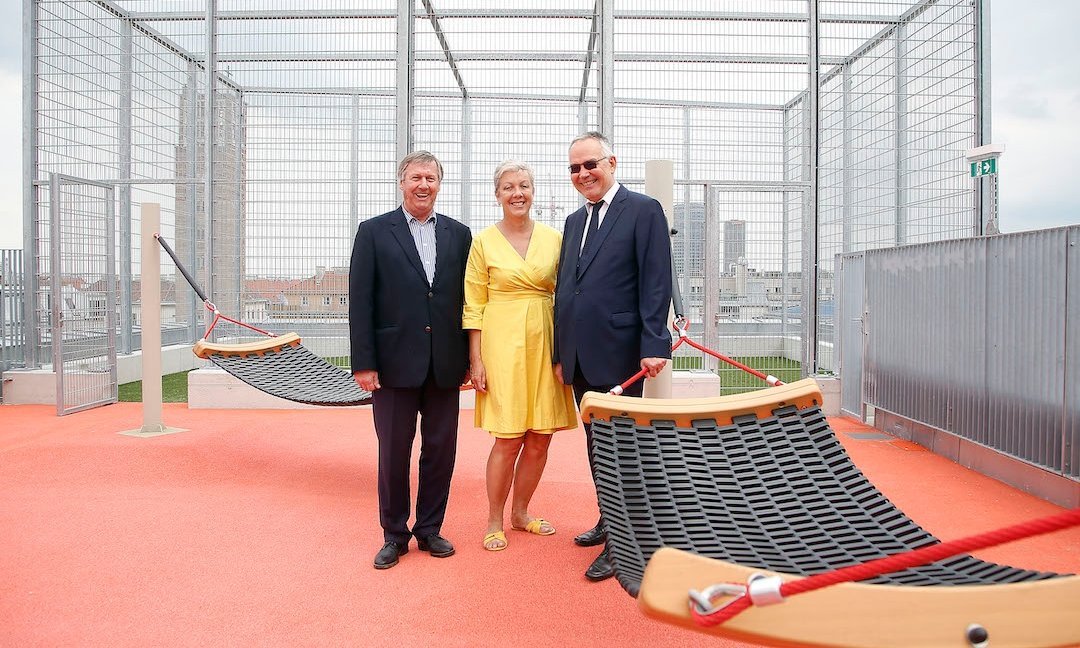 Bezirksvorsteher Erich Hohenberger, Wien Holding-Geschäftsführerin Sigrid Oblak und der Leiter der Wiener Schulen (MA 56), Robert Oppenauer, auf der Dachterrasse.