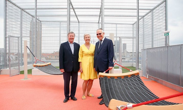 Bezirksvorsteher Erich Hohenberger, Wien Holding-Geschäftsführerin Sigrid Oblak und der Leiter der Wiener Schulen (MA 56), Robert Oppenauer, auf der Dachterrasse.