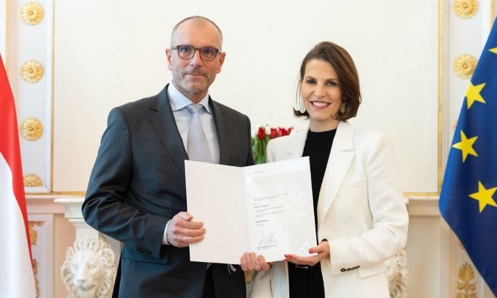 Links Mag. Herwei mit Auszeichnung in der Hand, rechts MAag. Edtstadtler