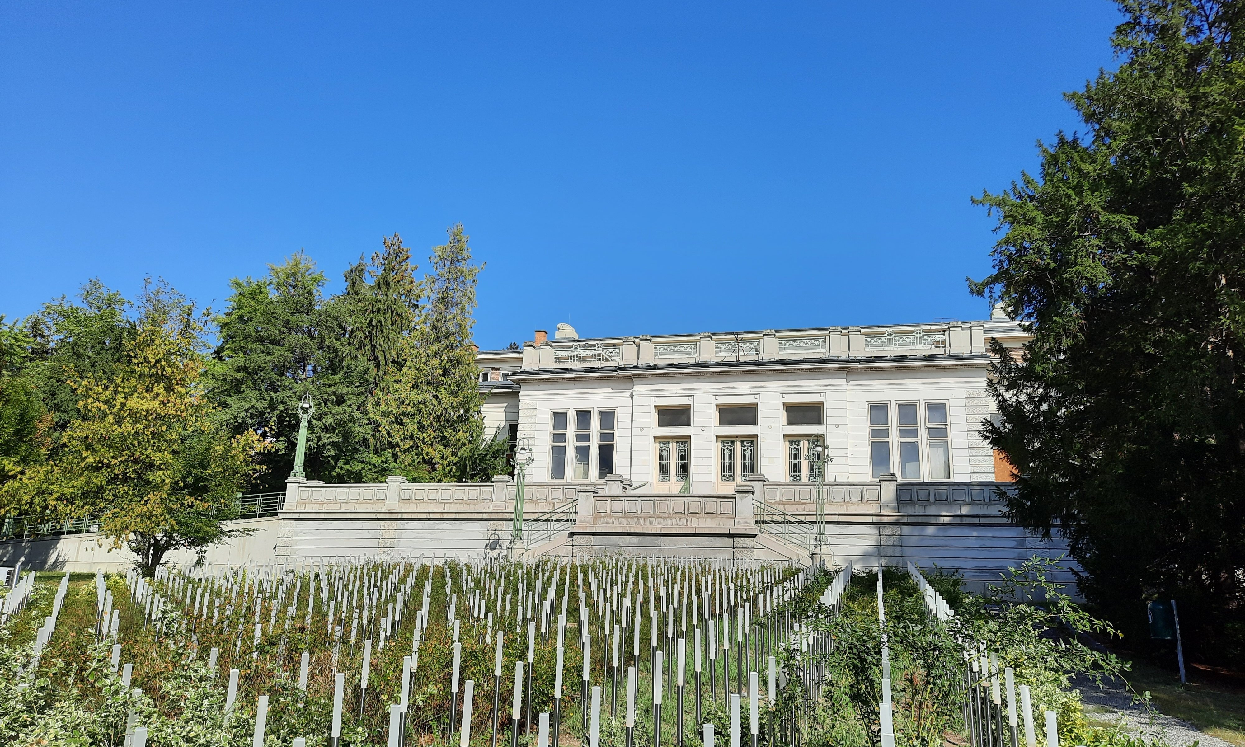 Jugendstiltheater am Otto Wagner Areal mit Denkmal im Vordergrund