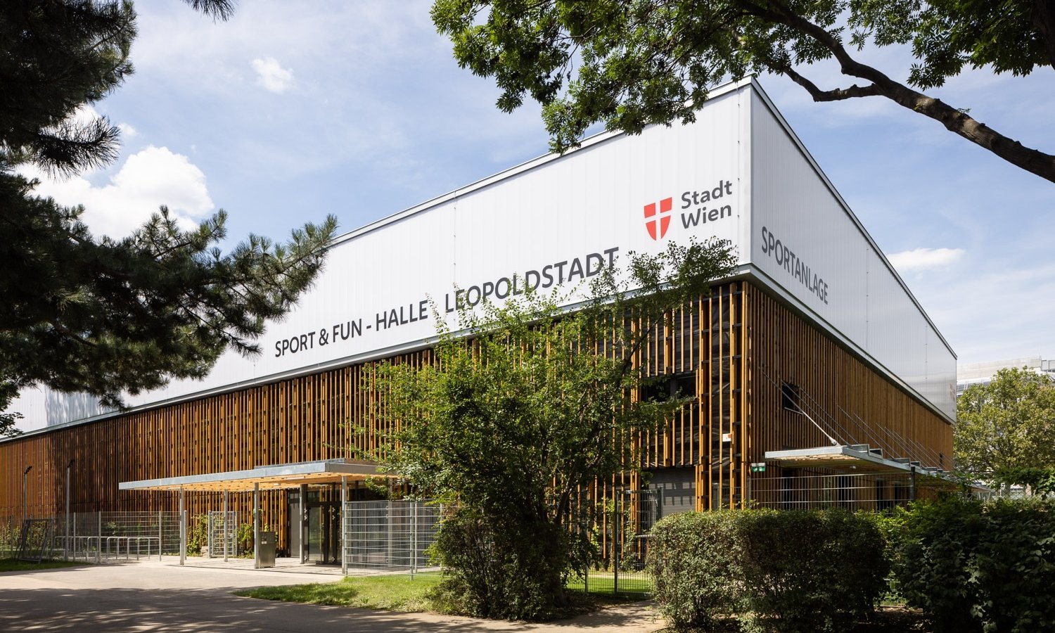 Holzbau mit Bäumen im Hintergrund