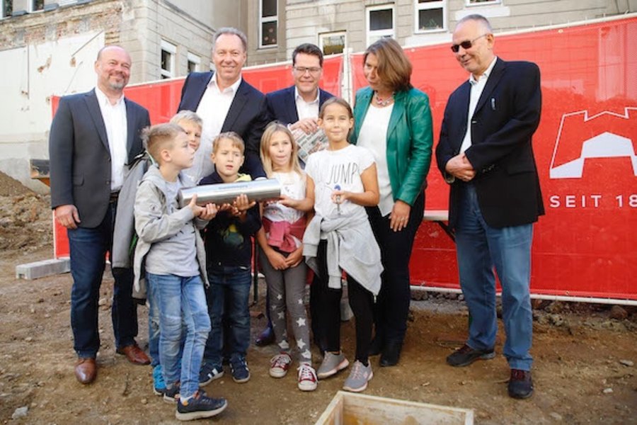 Andreas Meinhold (WIP), Bezirksvorsteher Franz Prokop, Bildungsstadtrat Jürgen Czernohorszky, Direktorin Julia Gaspar, Robert Oppenauer (Wiener Schulen) mit SchülerInnen der VS Landsteinergasse (v.l.n.r.).