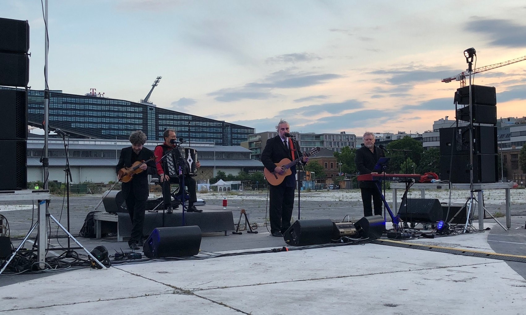 Musiker stehen auf der Freifläche in Neu Marx