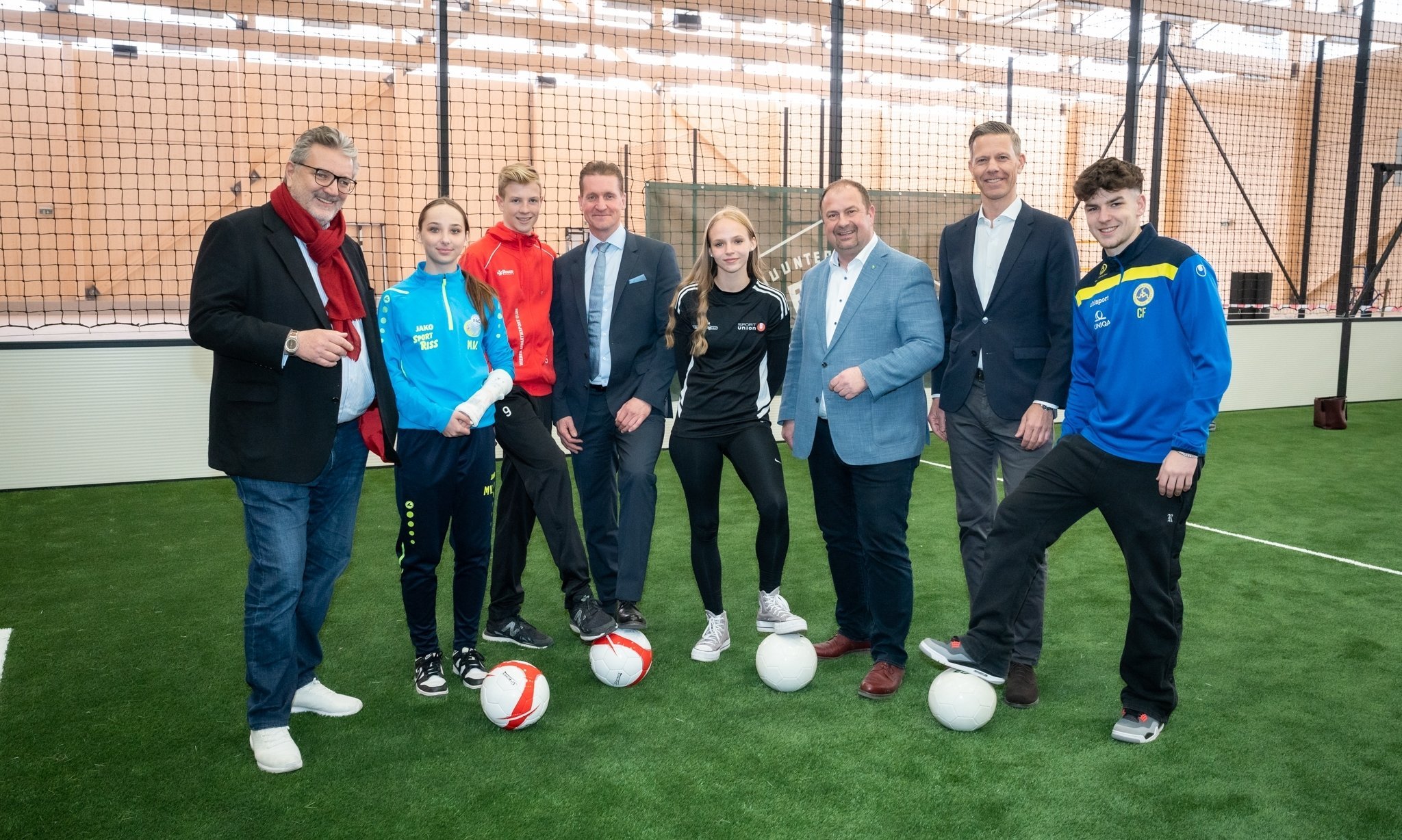 Stadtrat Hacker und Beteiligte in der neuen Halle